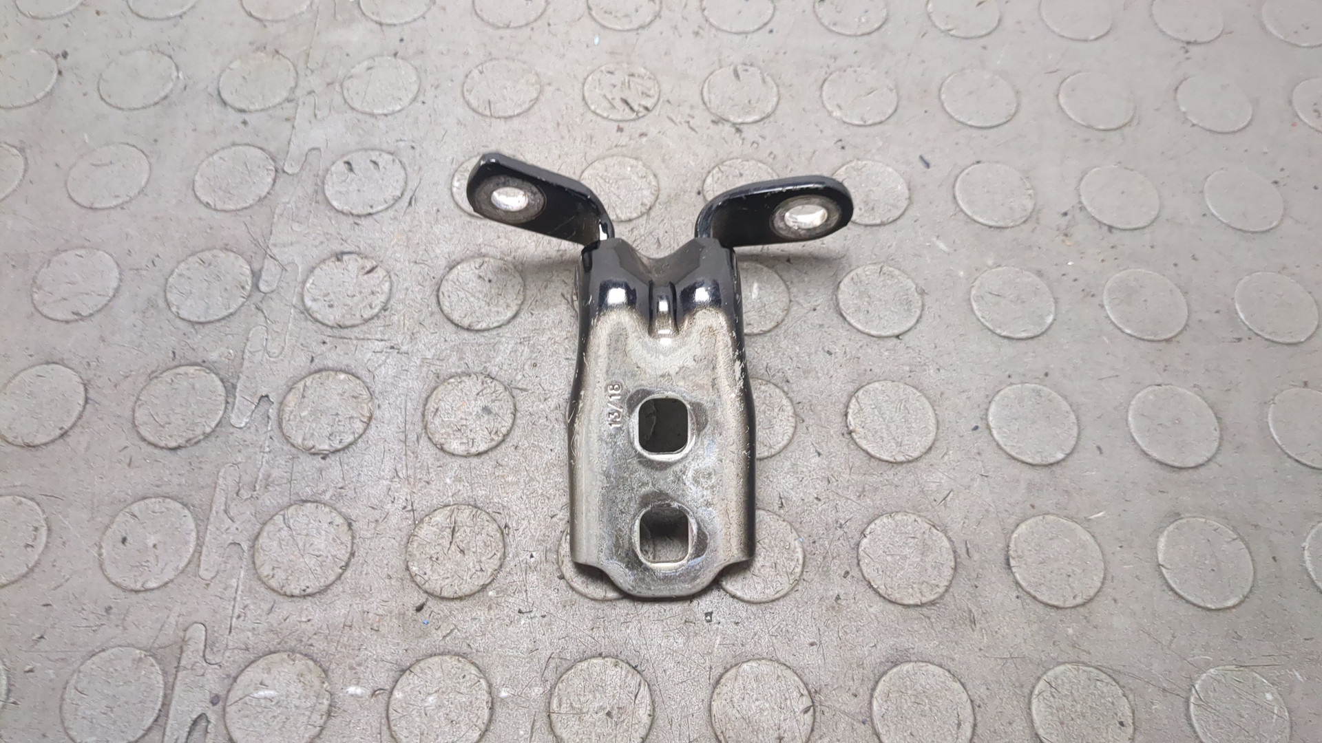 Петля двери