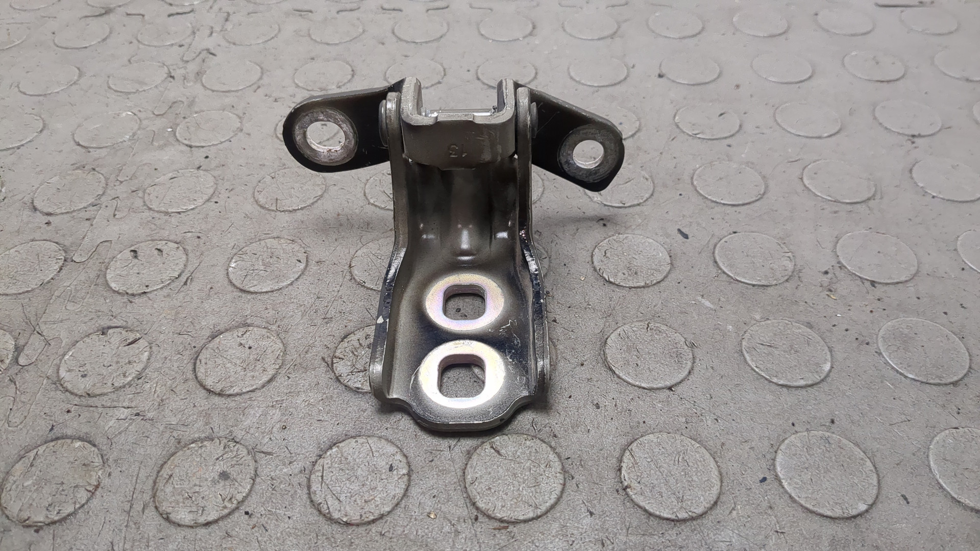 Петля двери