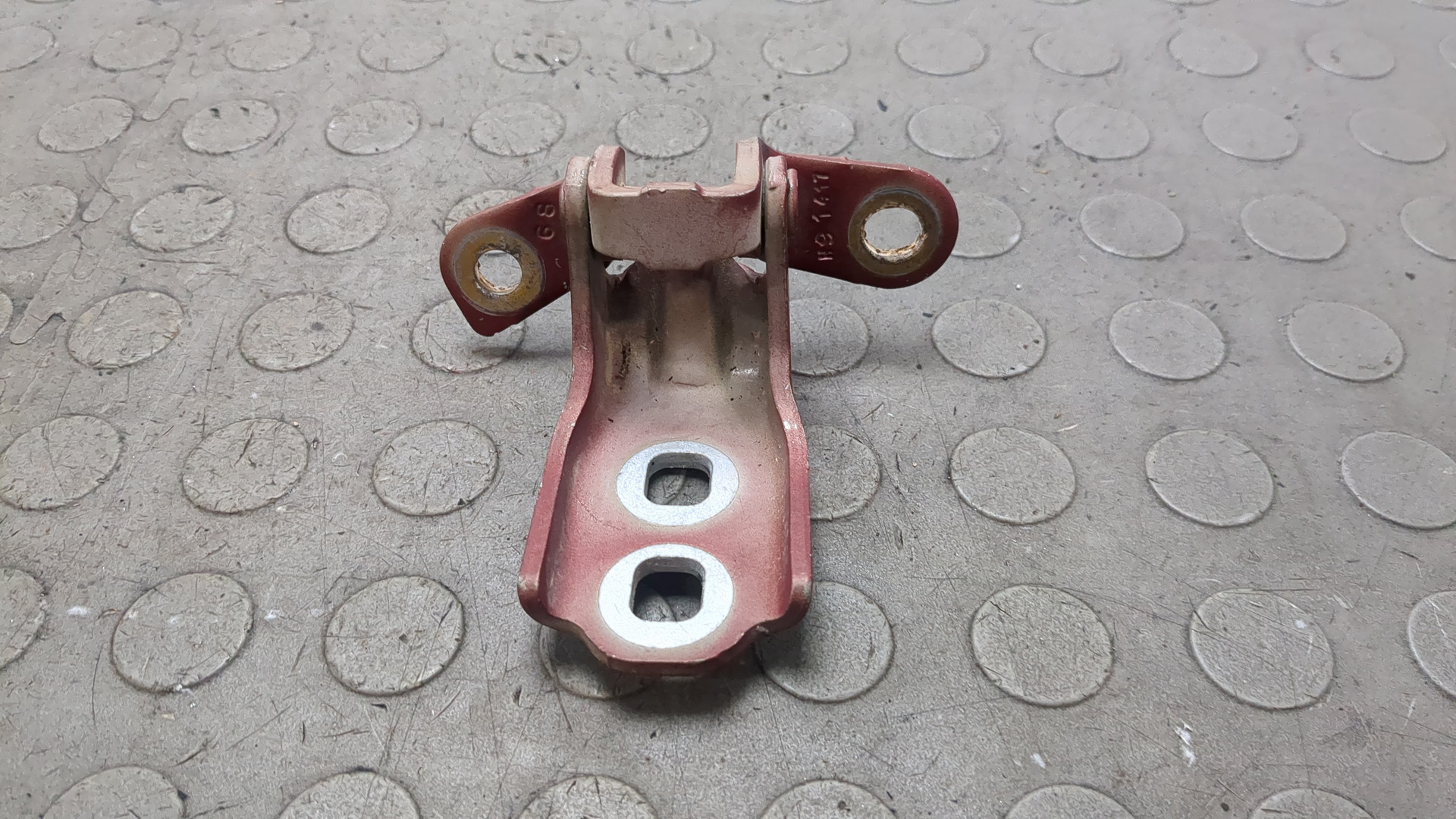 Петля двери