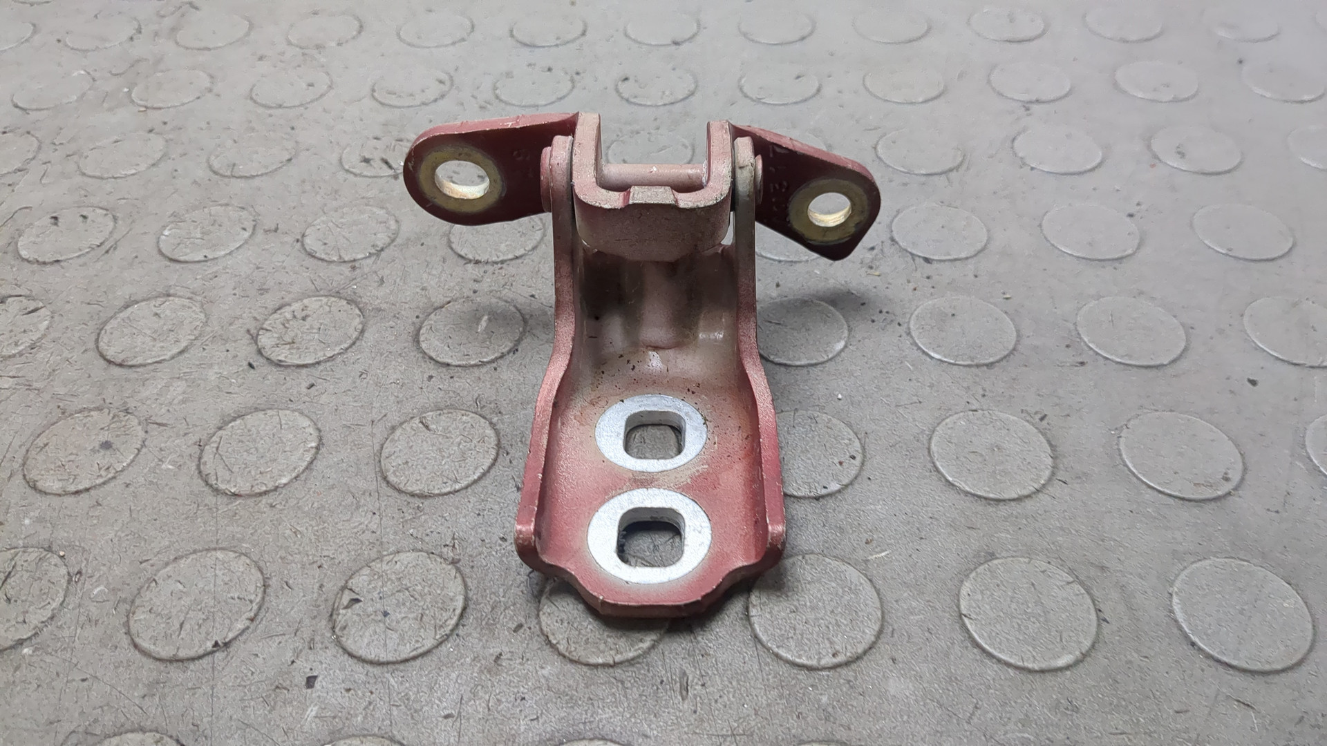 Петля двери