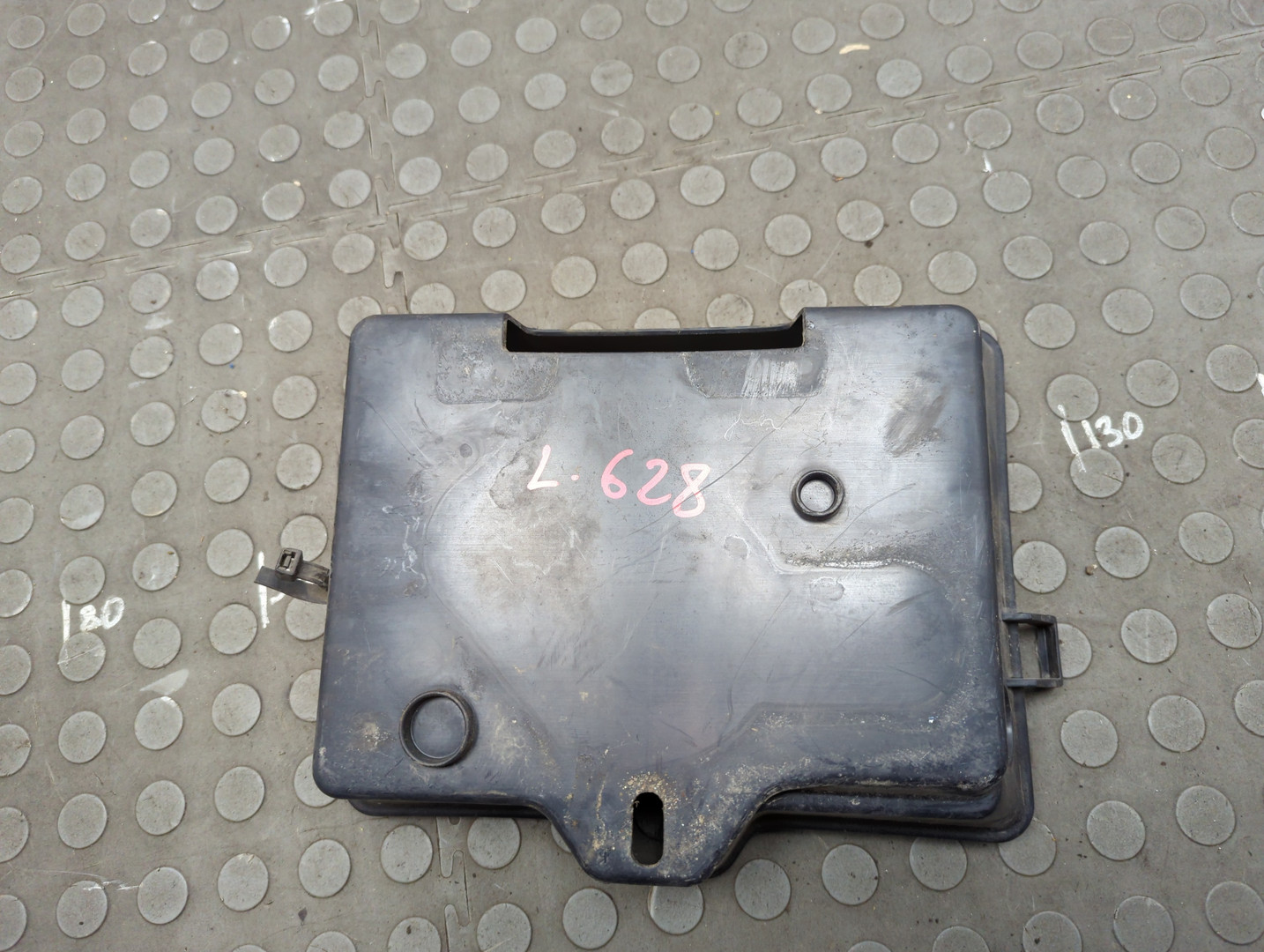 Площадка под аккумулятор (АКБ)