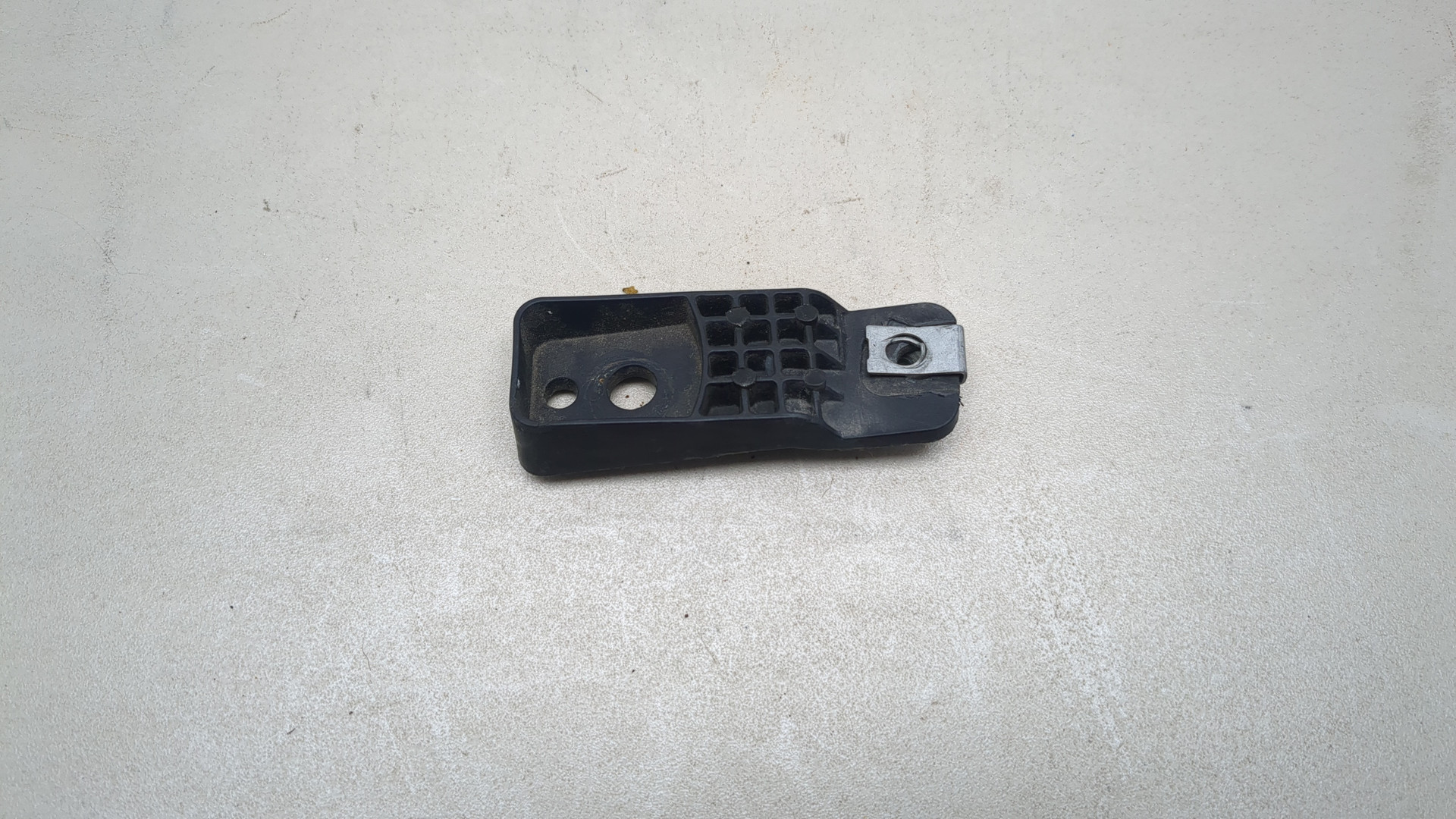 Кронштейн фар правый