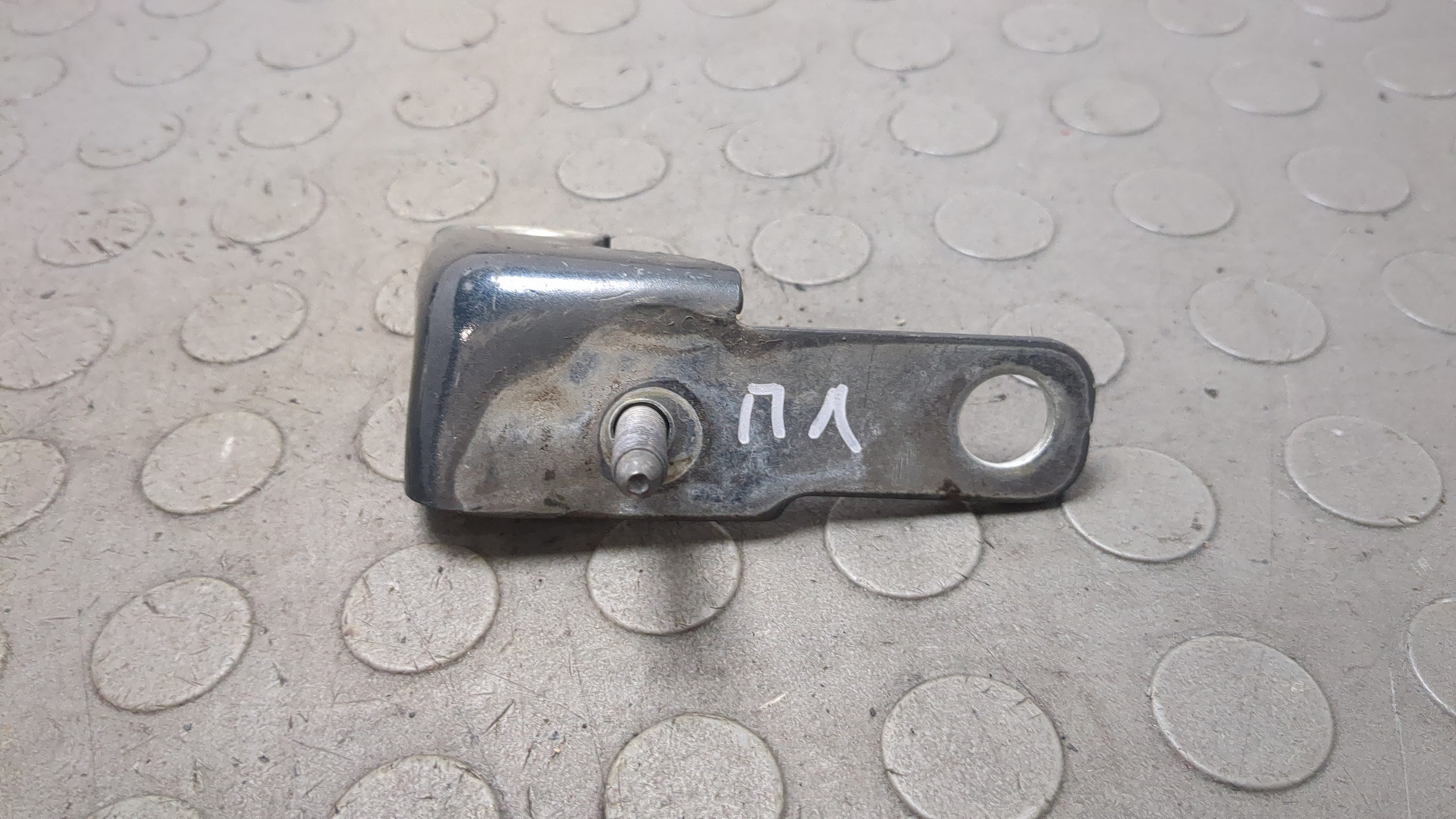 Петля двери