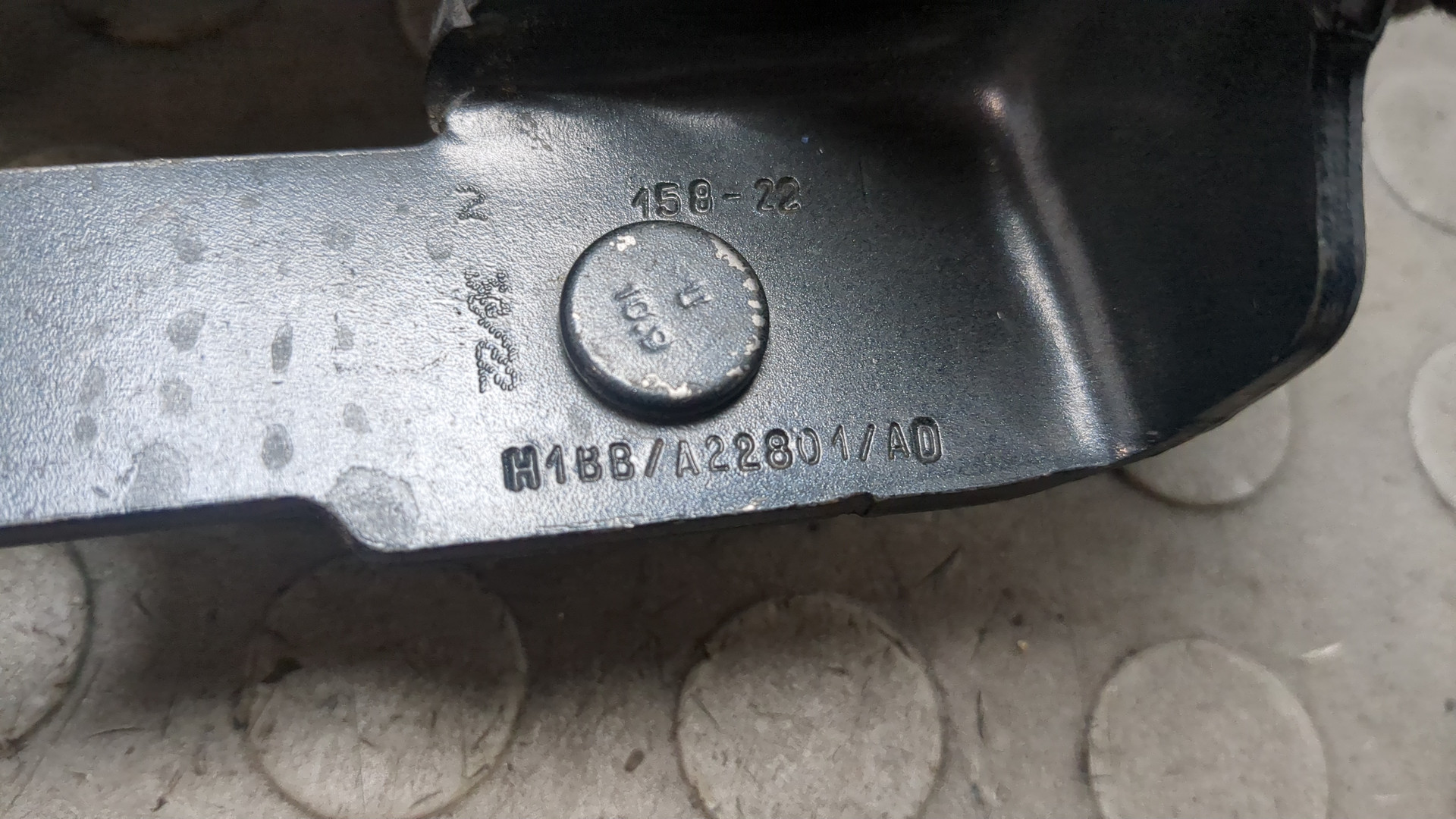 Петля двери