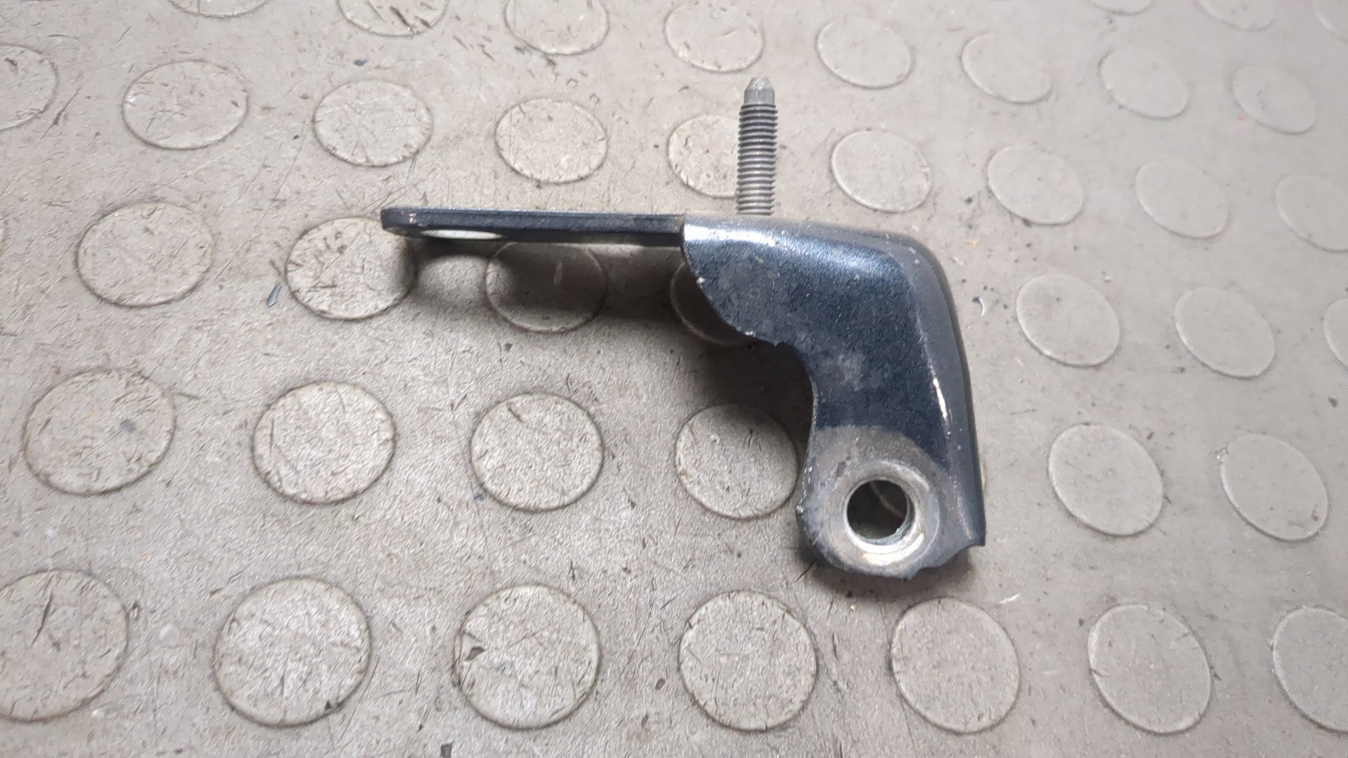 Петля двери