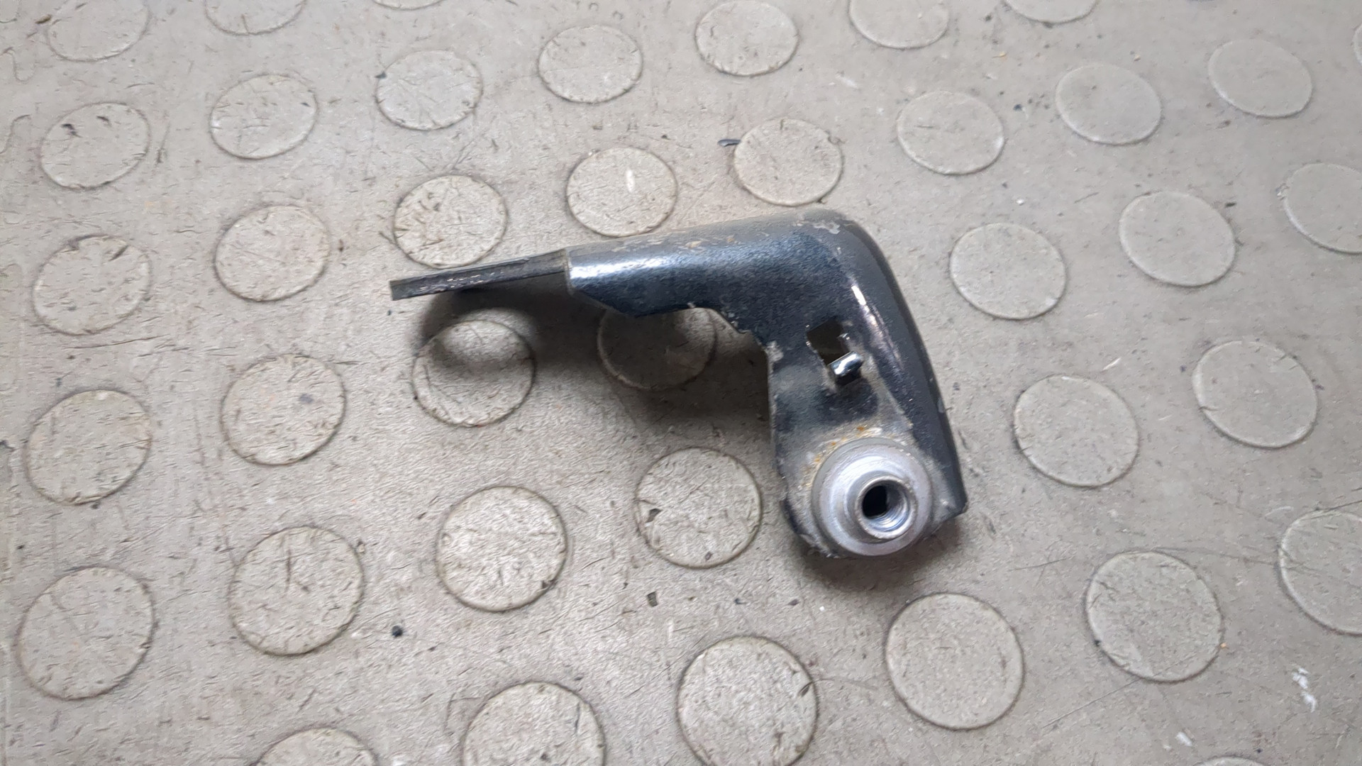 Петля двери