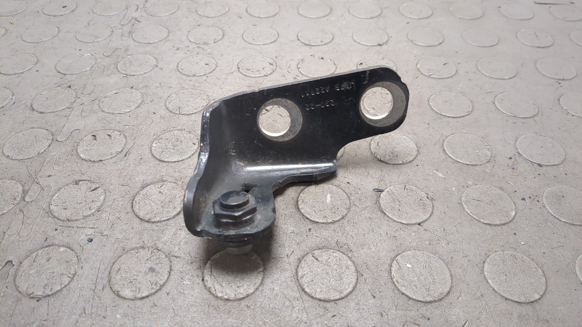 Петля двери