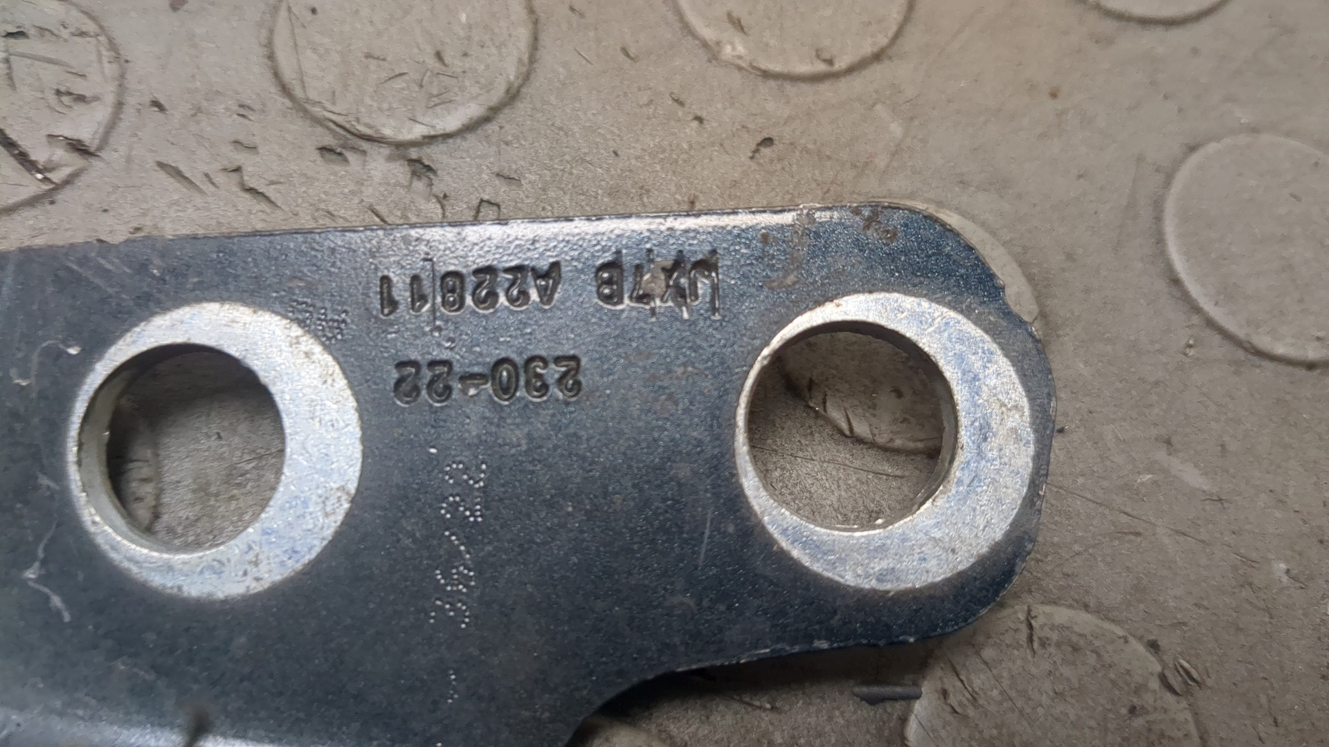 Петля двери