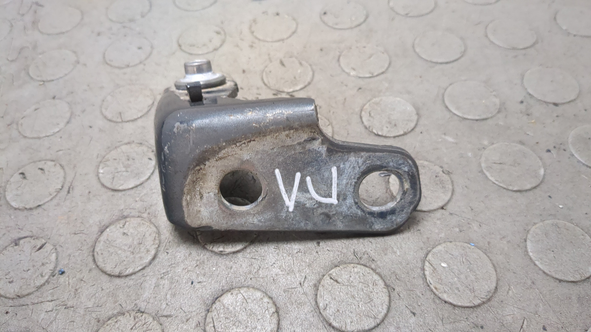 Петля двери