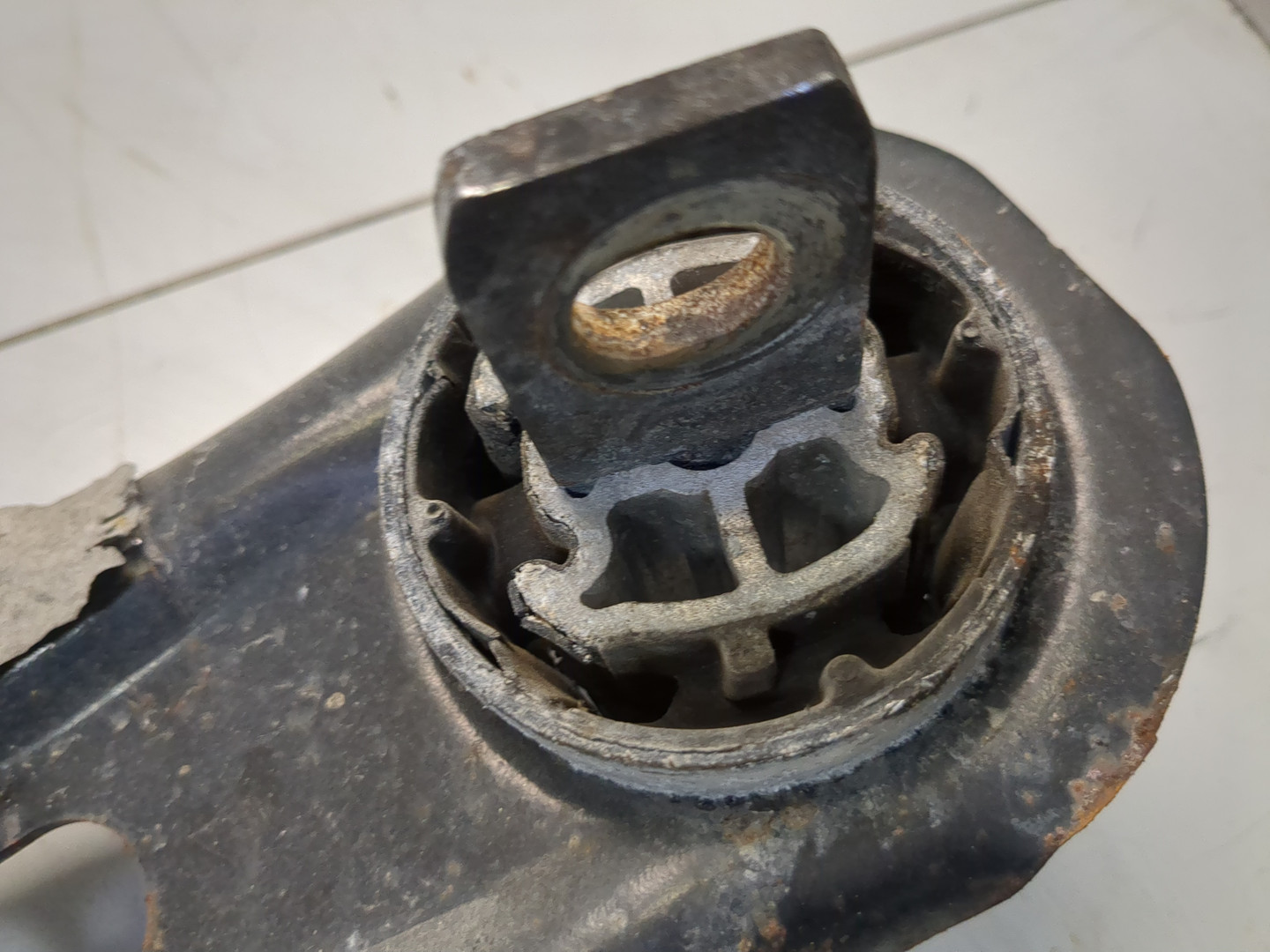 Рычаг задний левый