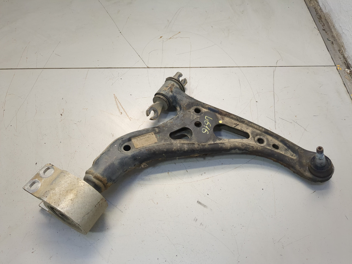 Рычаг передний правый