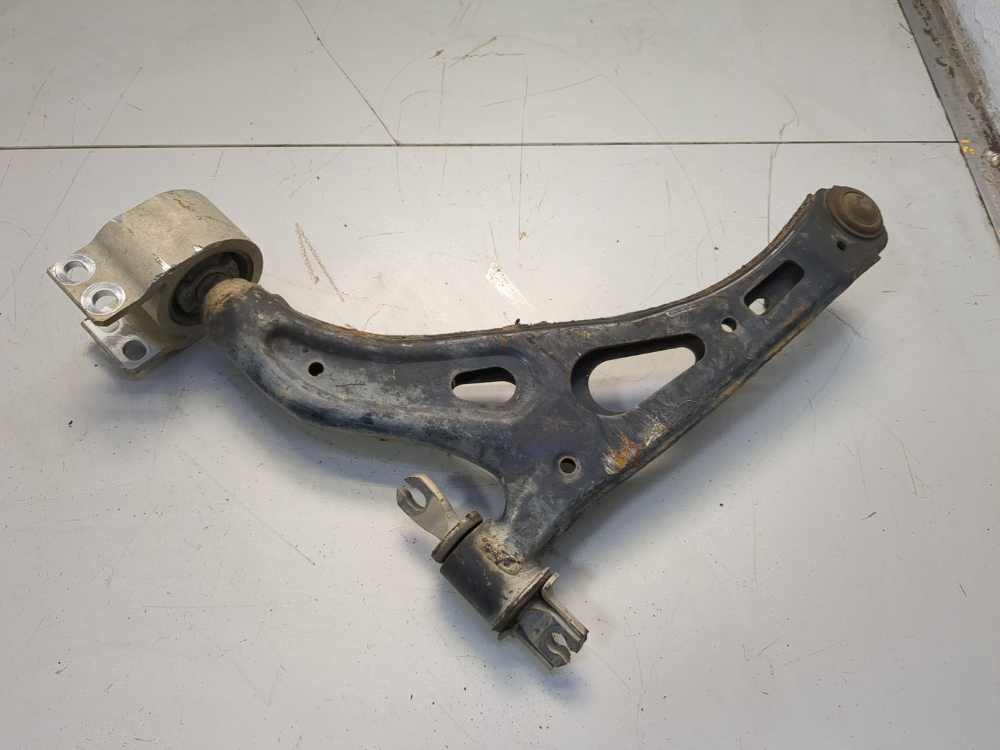 Рычаг передний правый