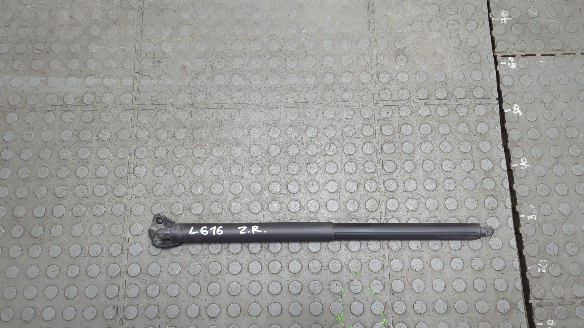 Амортизатор крышки багажника