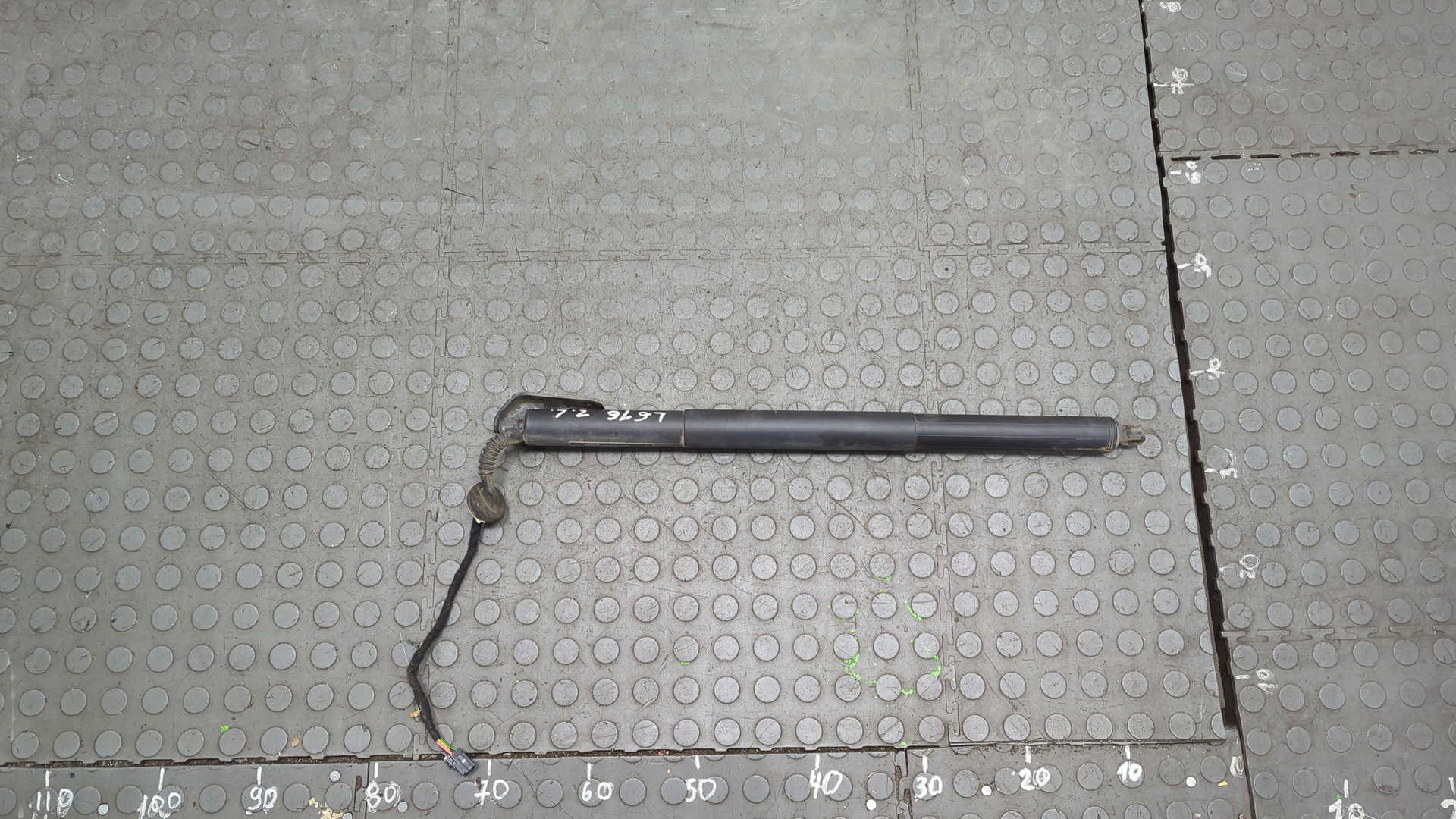 Амортизатор крышки багажника