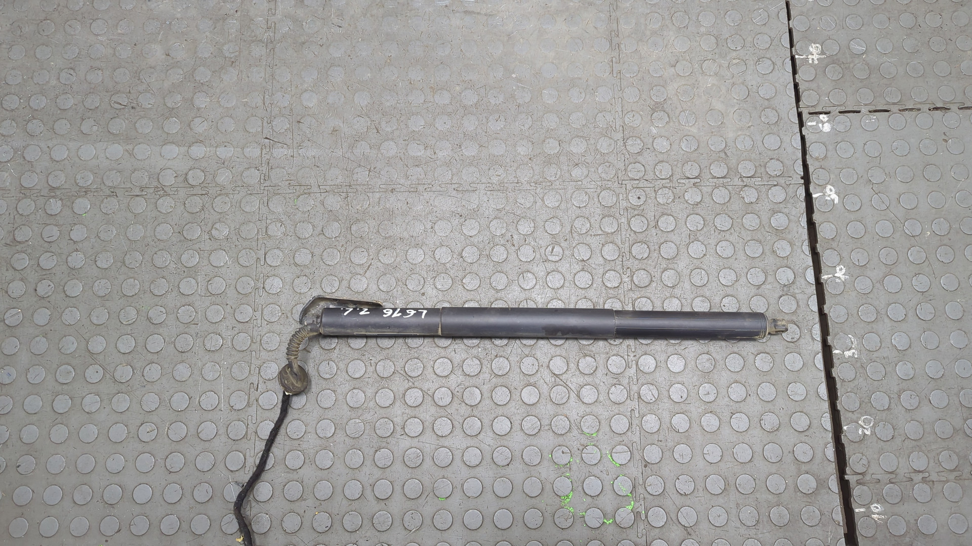 Амортизатор крышки багажника