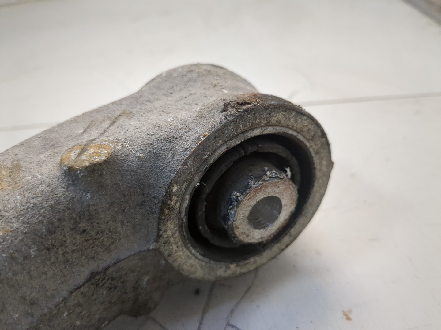 Рычаг задний левый