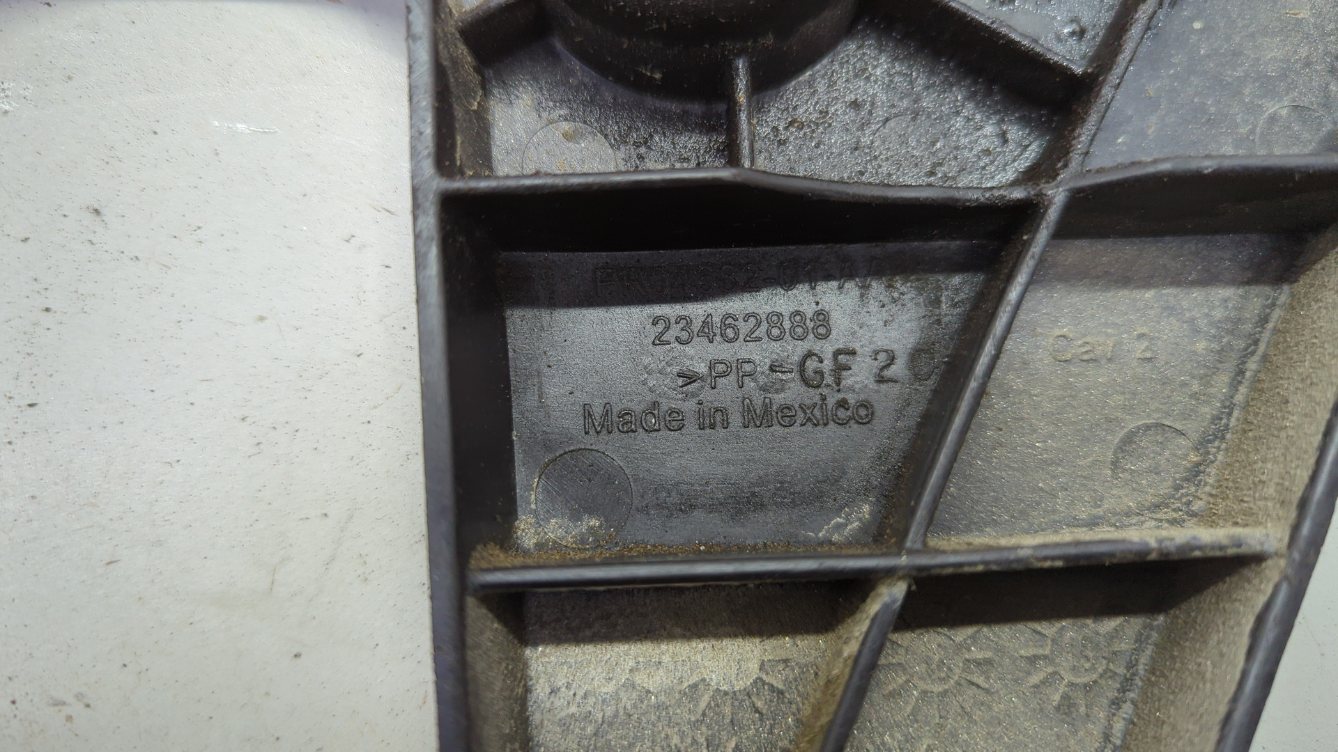 Кронштейн заднего бампера левый