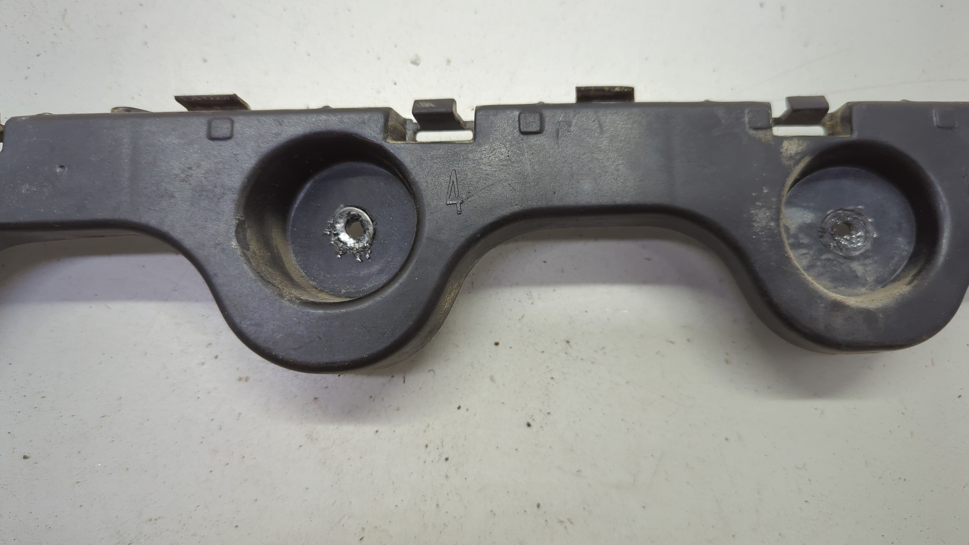 Кронштейн заднего бампера левый