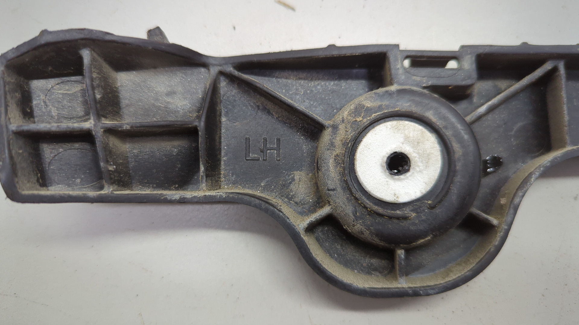 Кронштейн заднего бампера левый