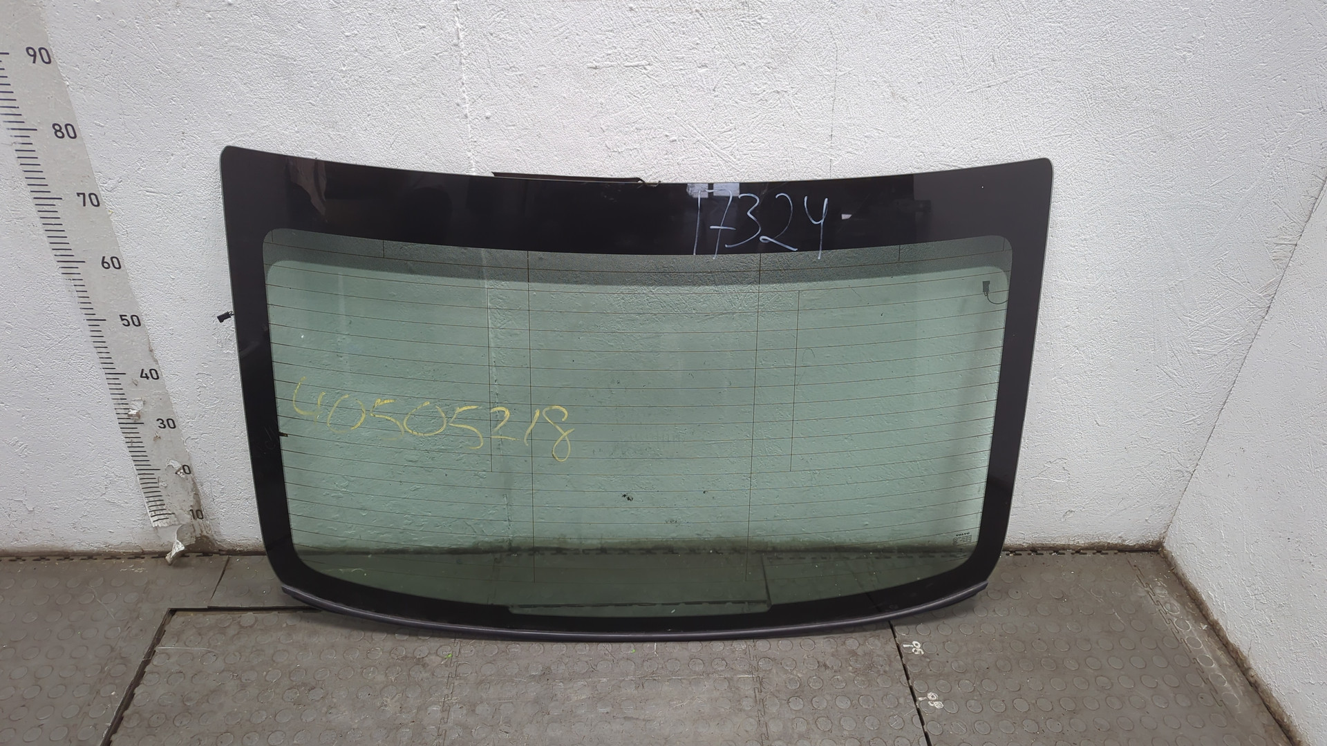 Стекло заднее