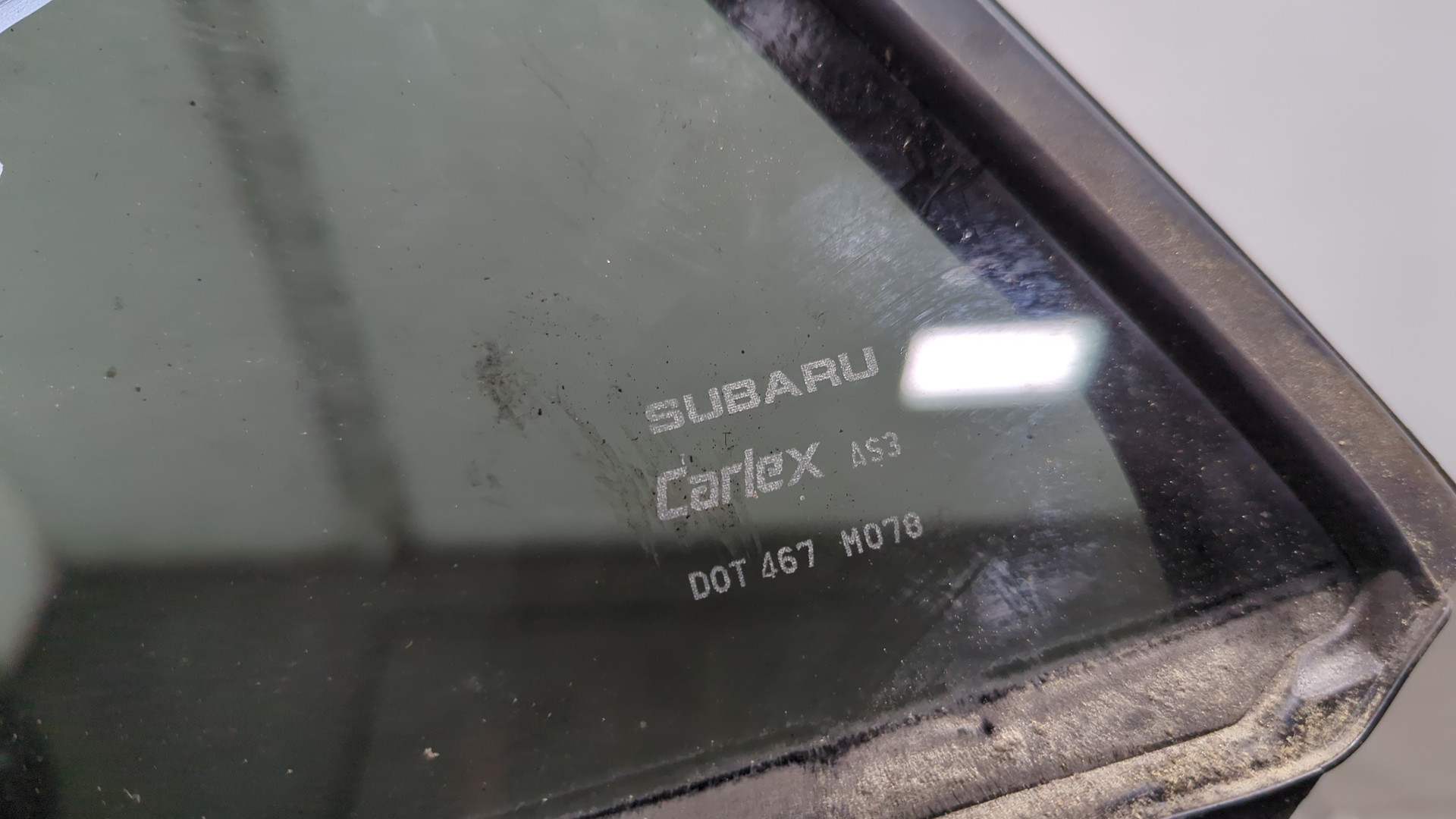 Стекло двери задней левой (форточка)