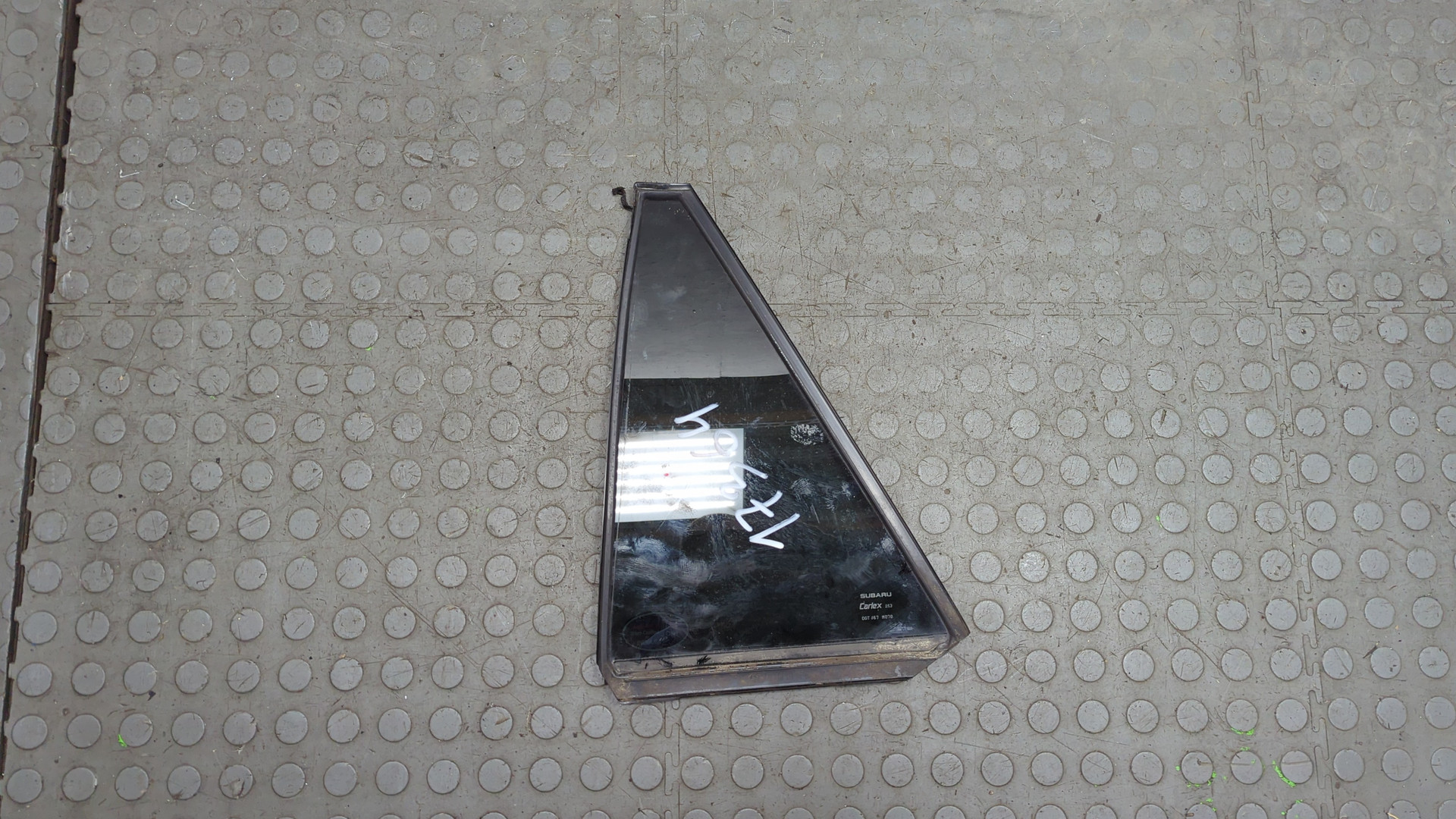 Стекло двери задней левой (форточка)