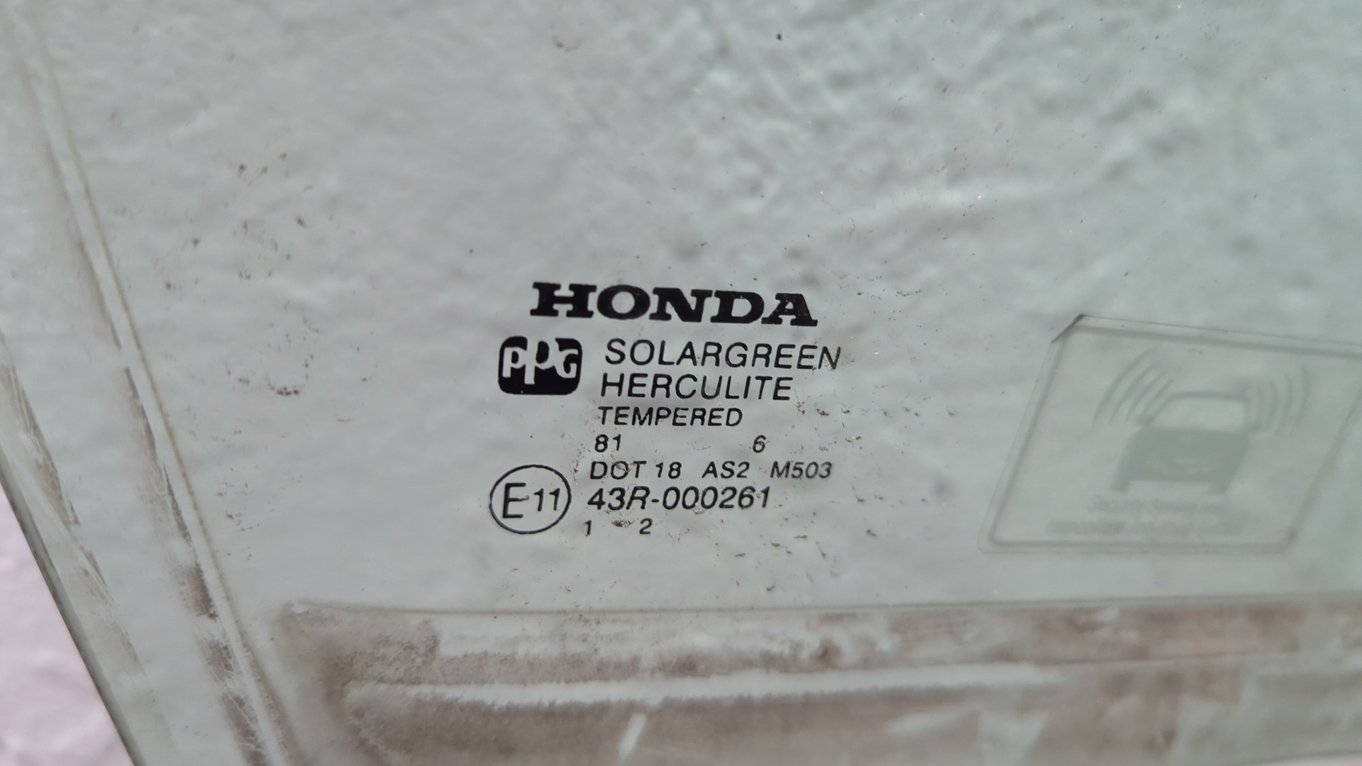 Стекло двери передней правой