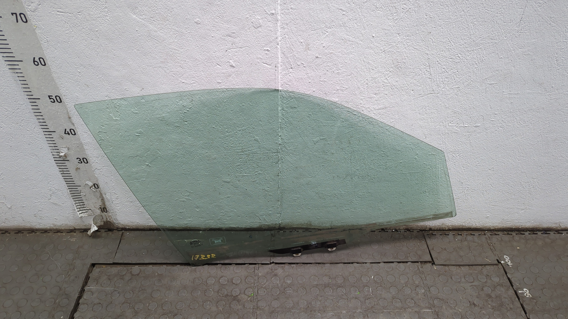 Стекло двери передней правой