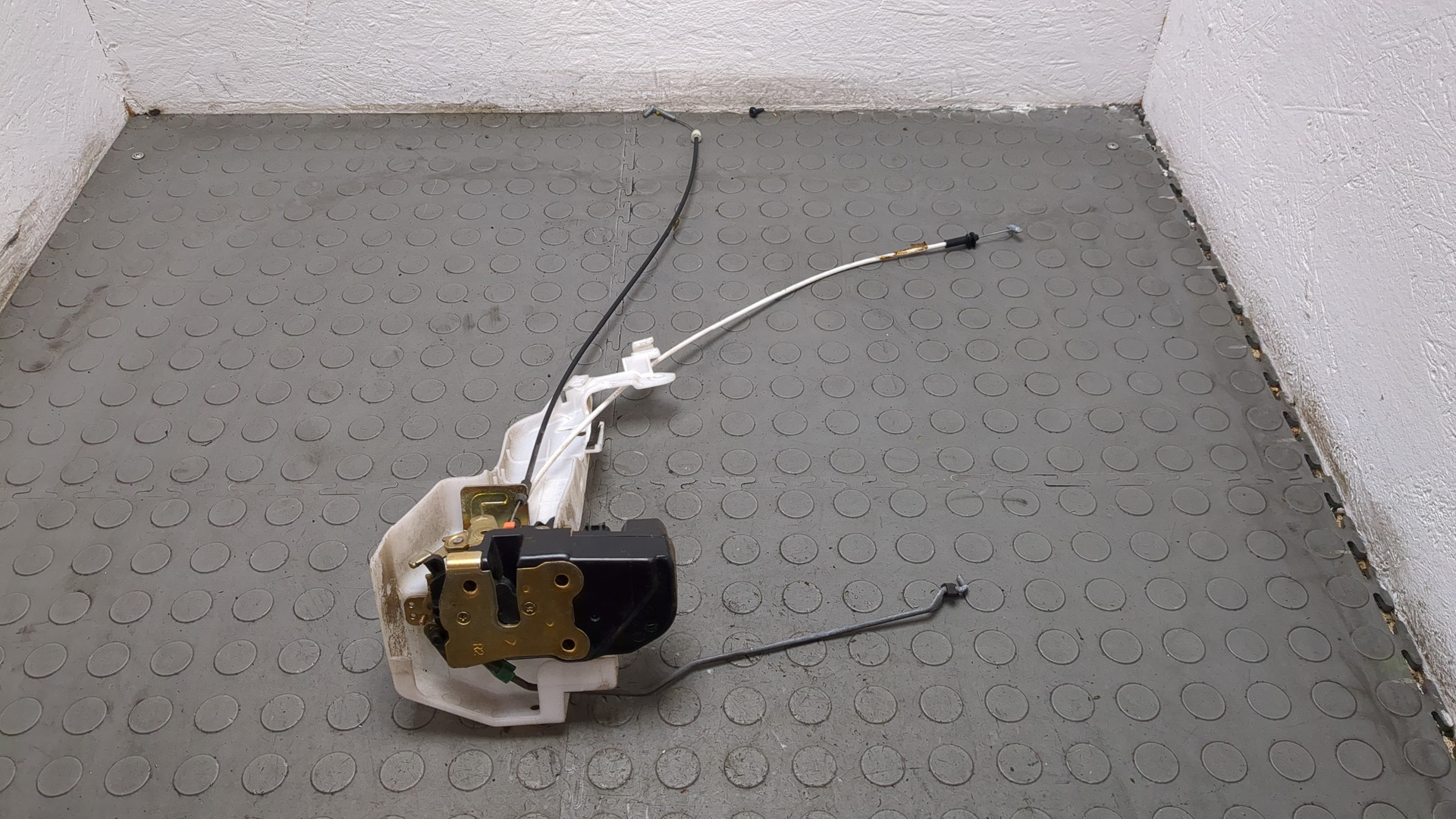 Замок двери передней правой