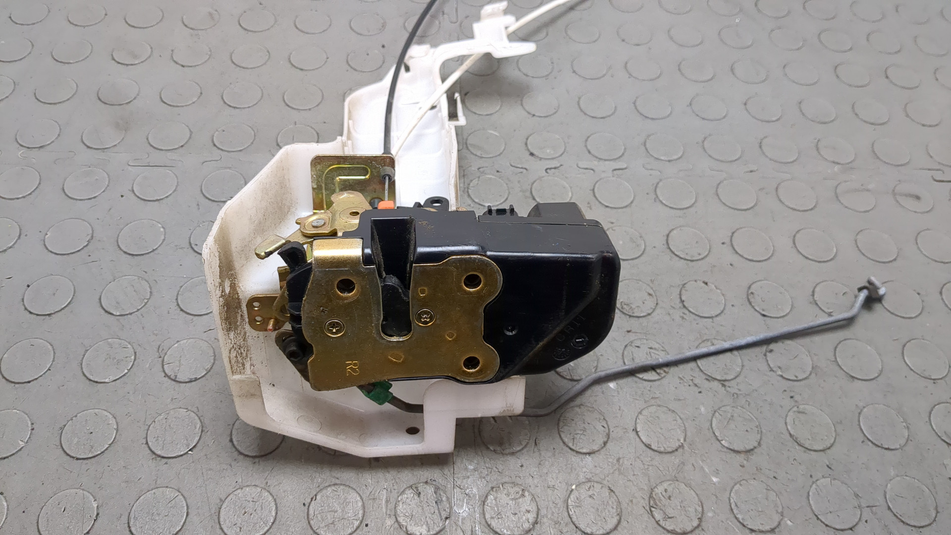 Замок двери передней правой