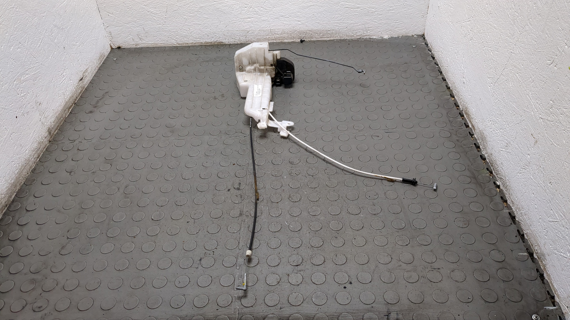 Замок двери передней правой