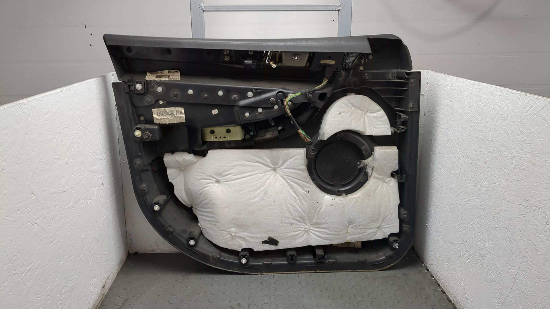 Обшивка двери передней правой