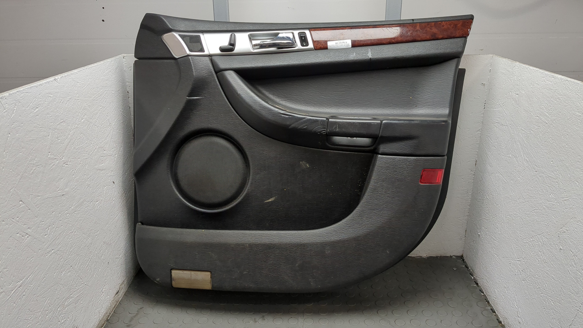 Обшивка двери передней правой