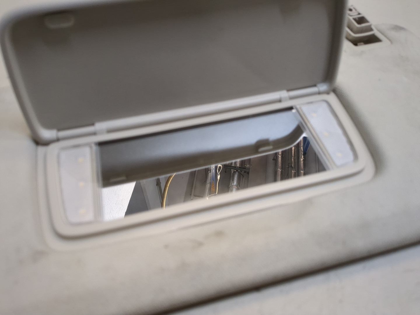 Козырек солнцезащитный