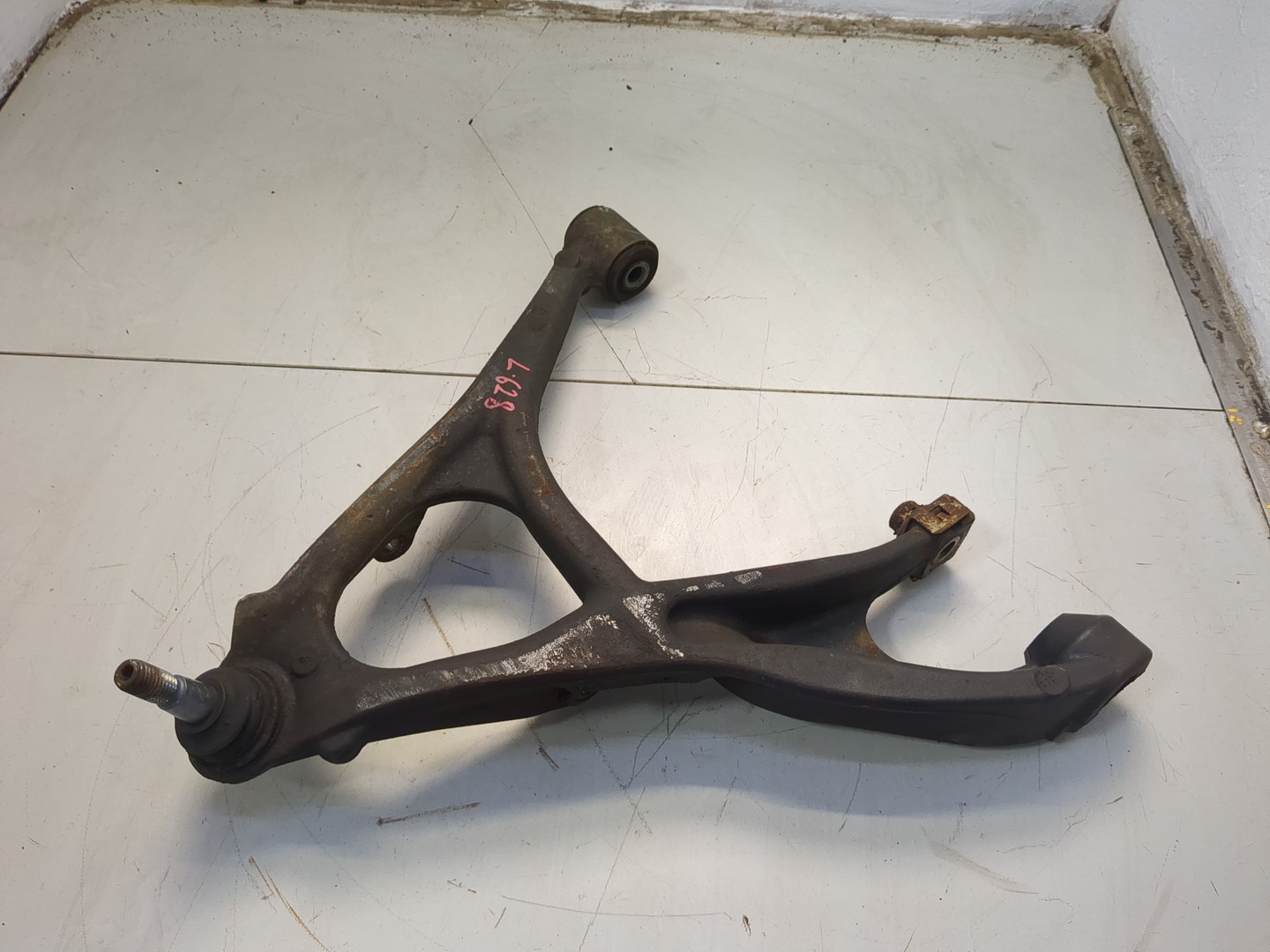 Рычаг передний правый