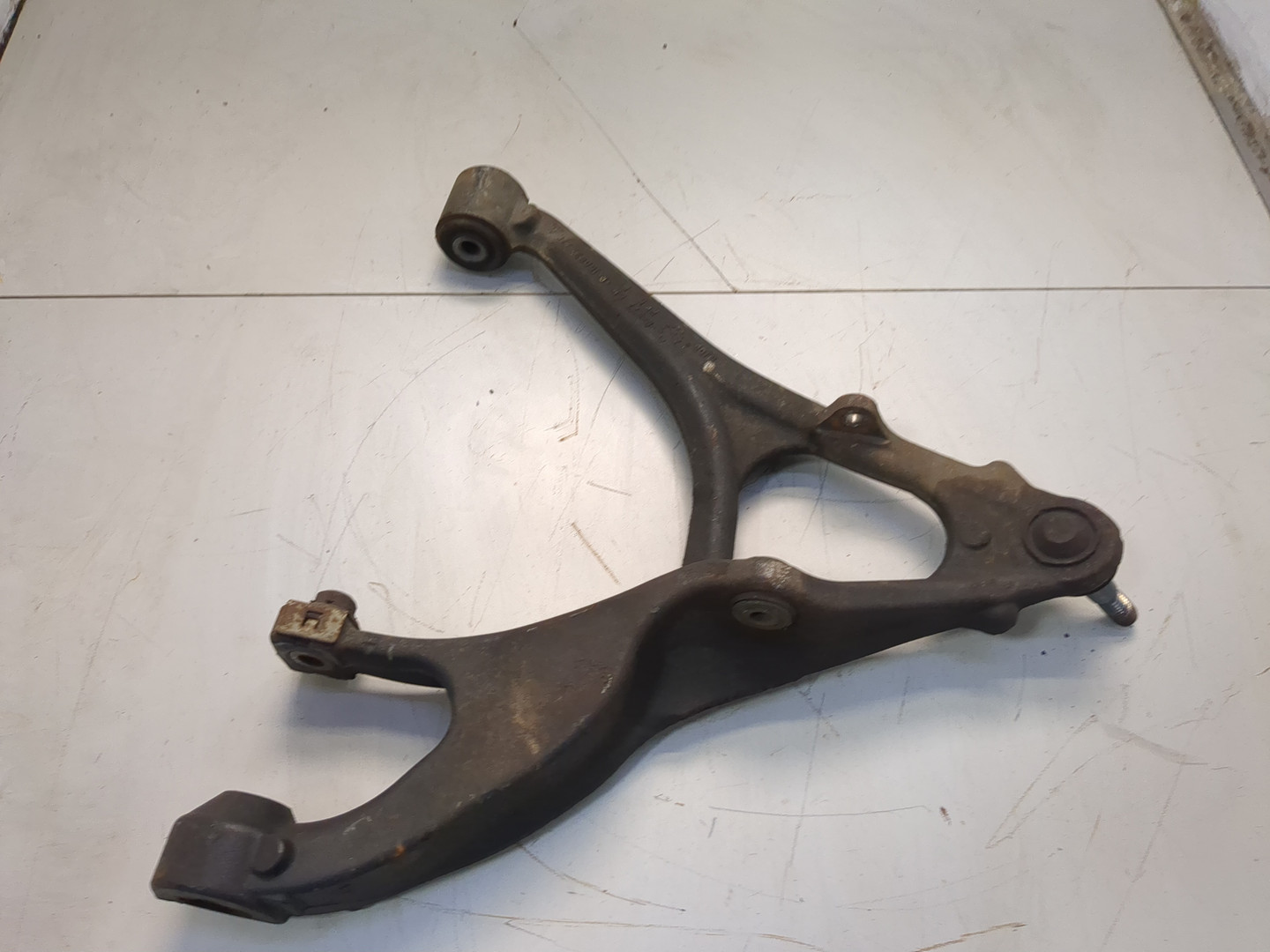 Рычаг передний правый