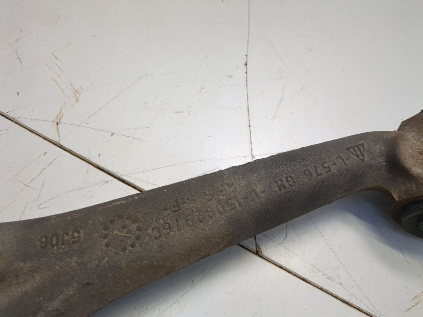 Рычаг передний левый