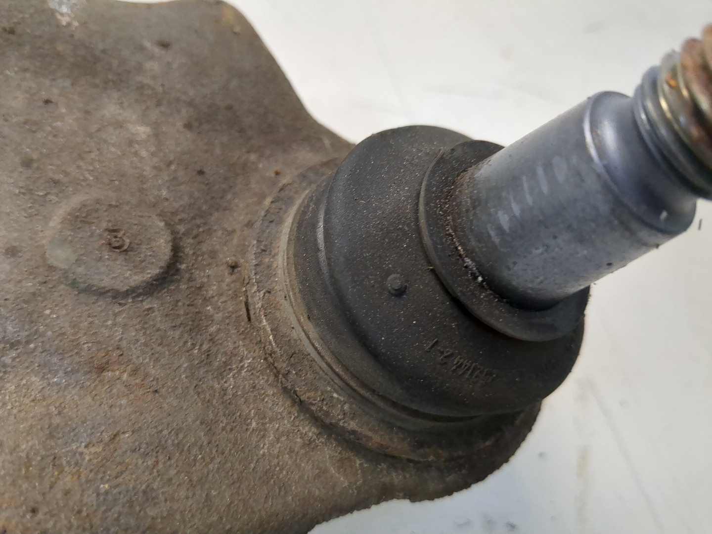 Рычаг передний левый