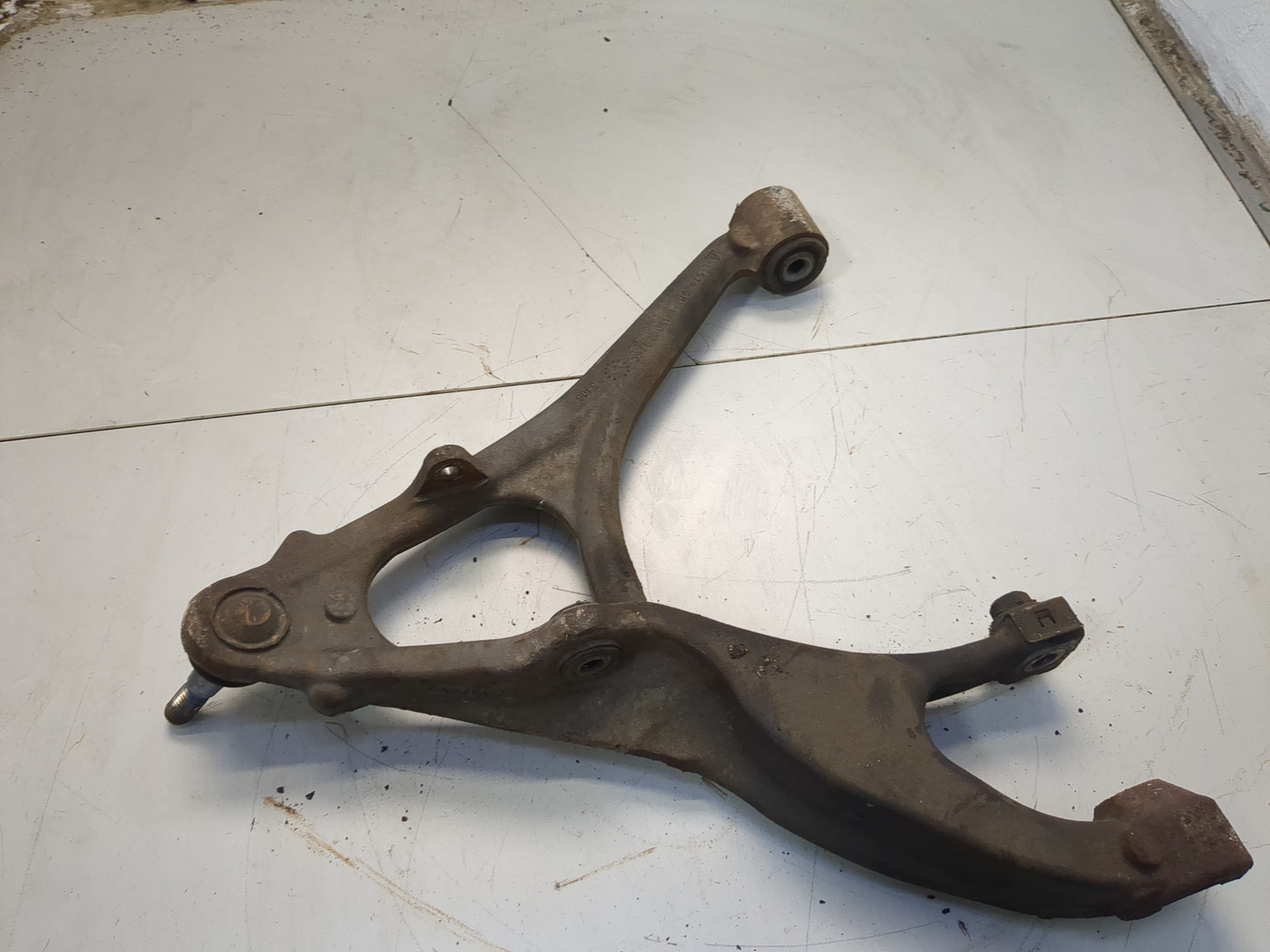 Рычаг передний левый