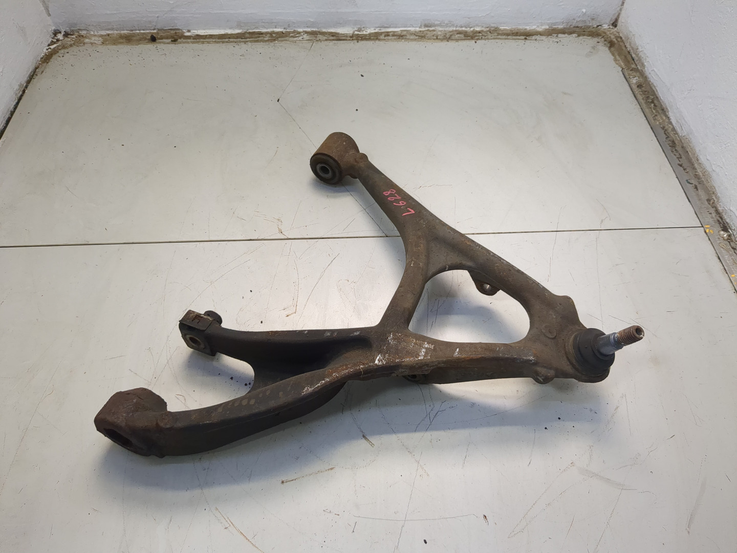 Рычаг передний левый