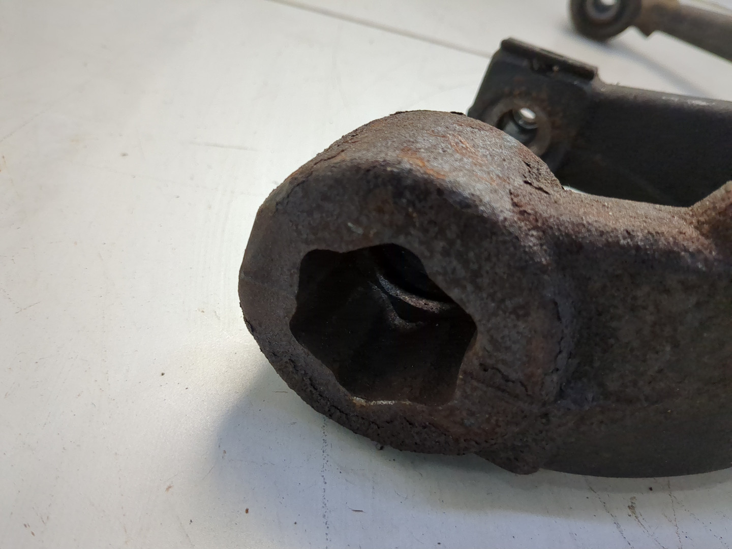 Рычаг передний левый