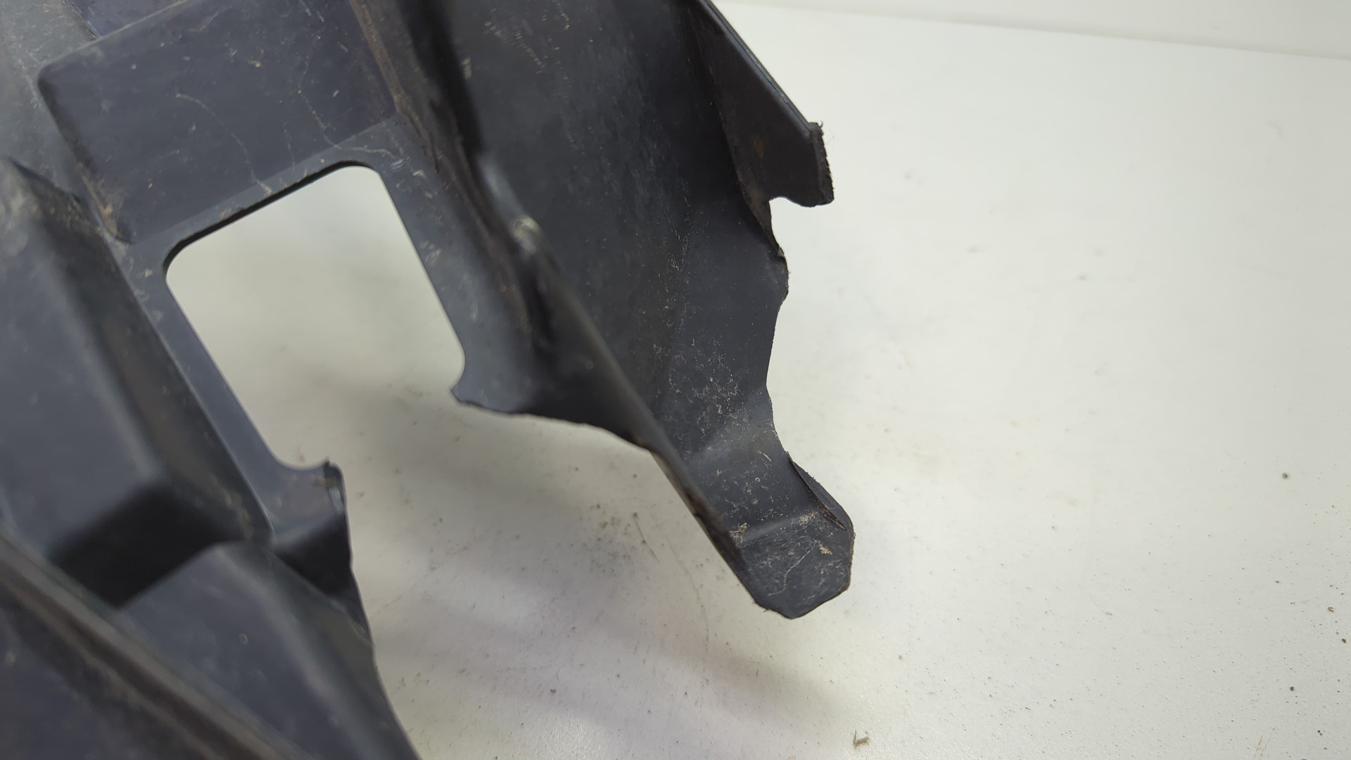 Кронштейн переднего бампера правый