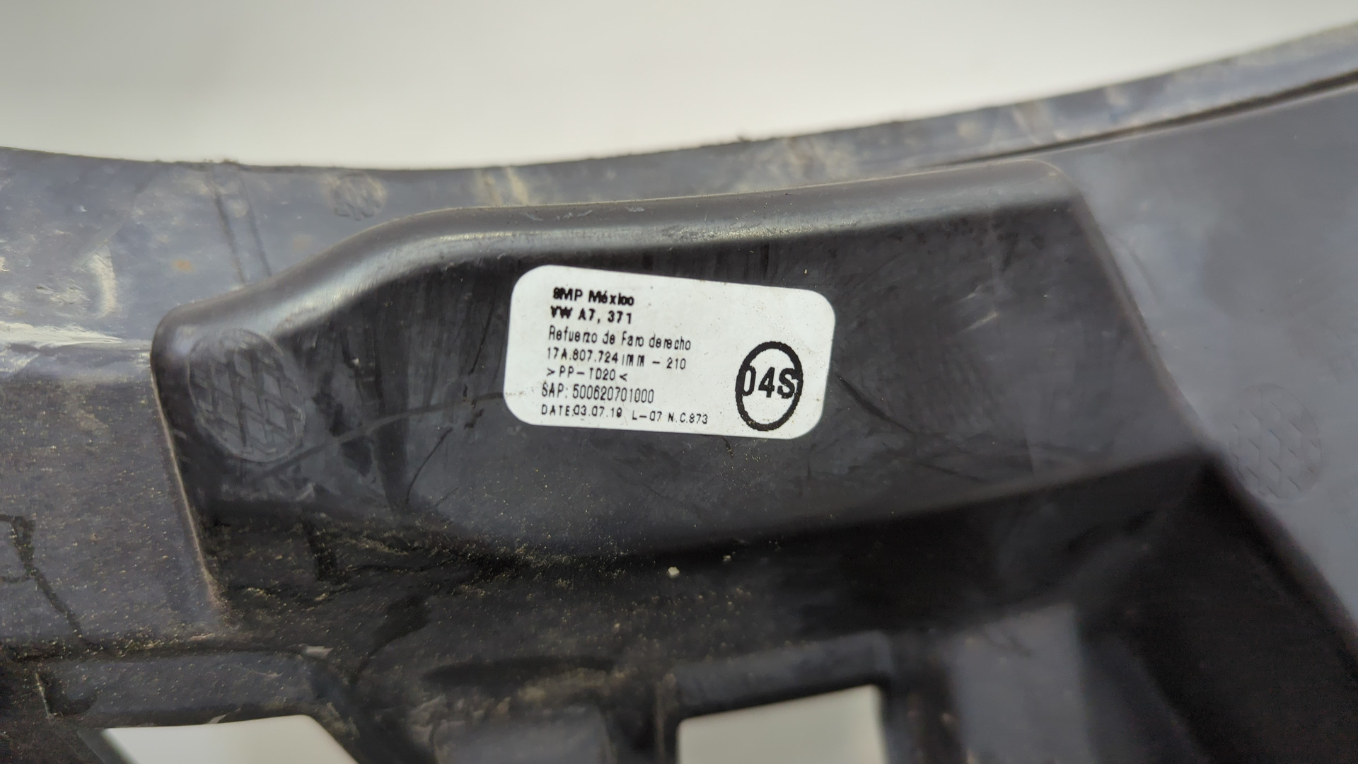 Кронштейн переднего бампера правый