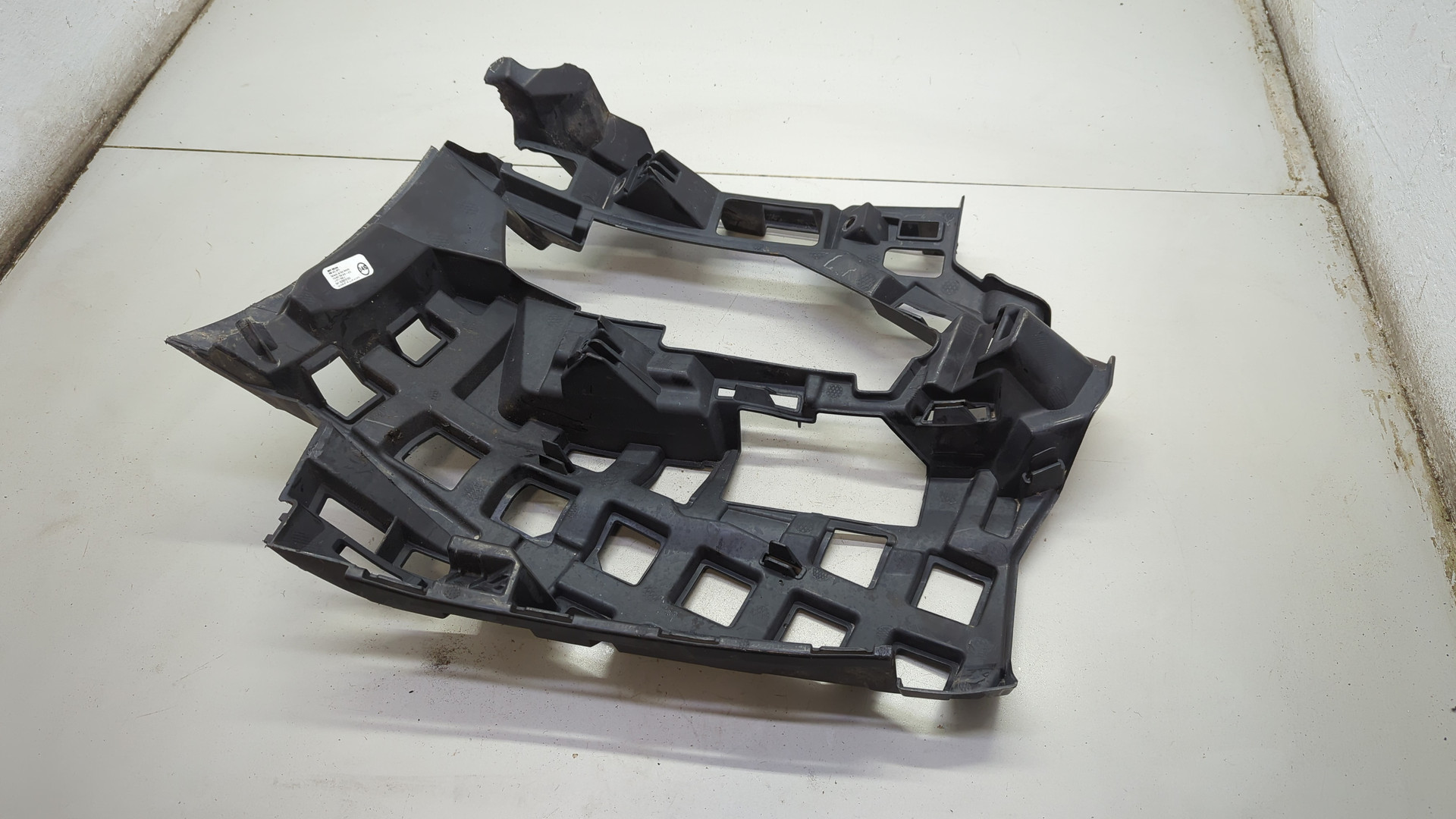 Кронштейн переднего бампера правый