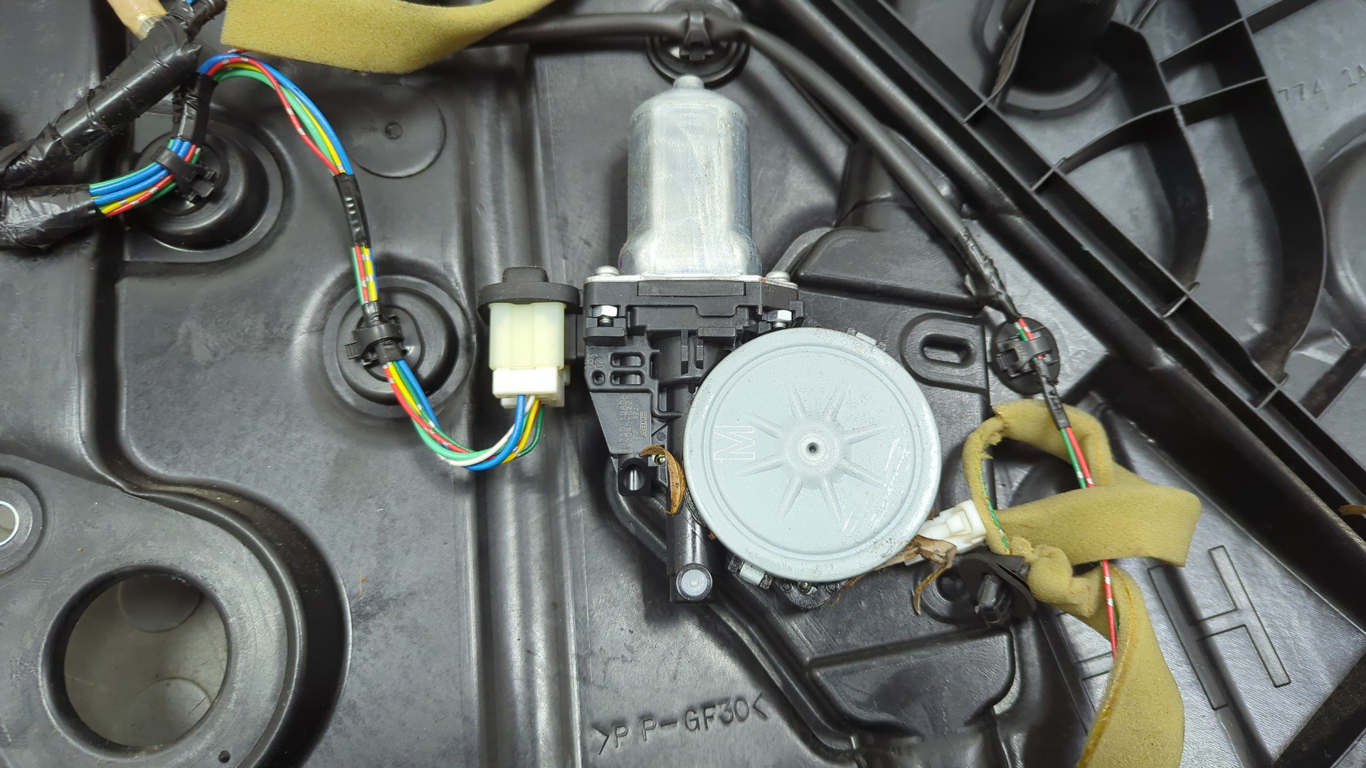 Стеклоподъемник электр. передний правый