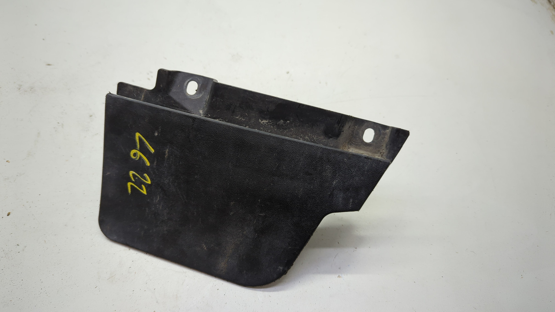 Брызговик задний правый