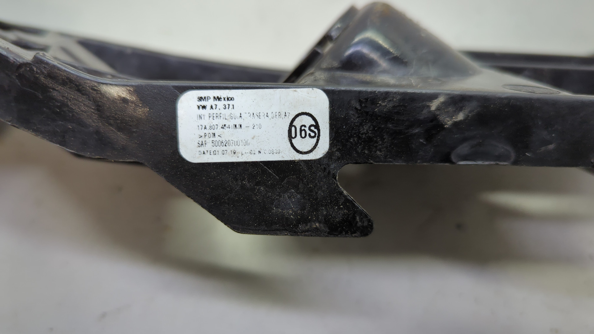 Кронштейн заднего бампера правый