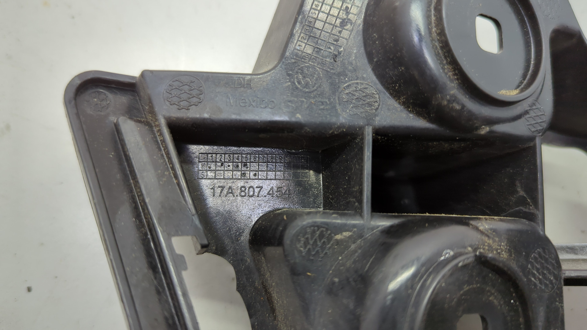 Кронштейн заднего бампера правый