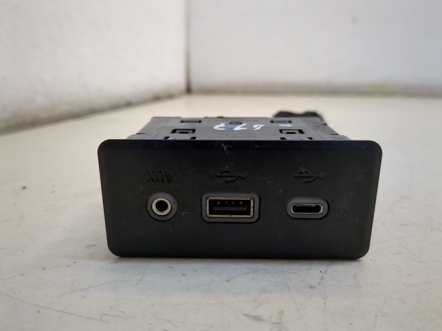 Гнездо AUX / USB IN