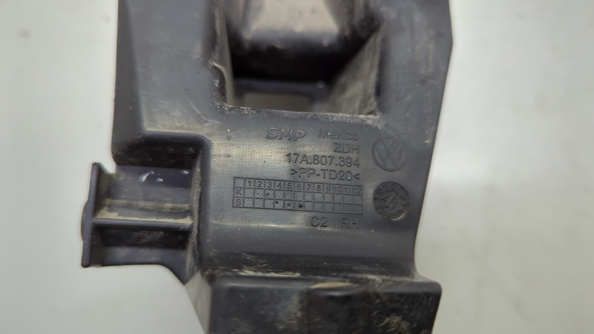 Кронштейн заднего бампера правый